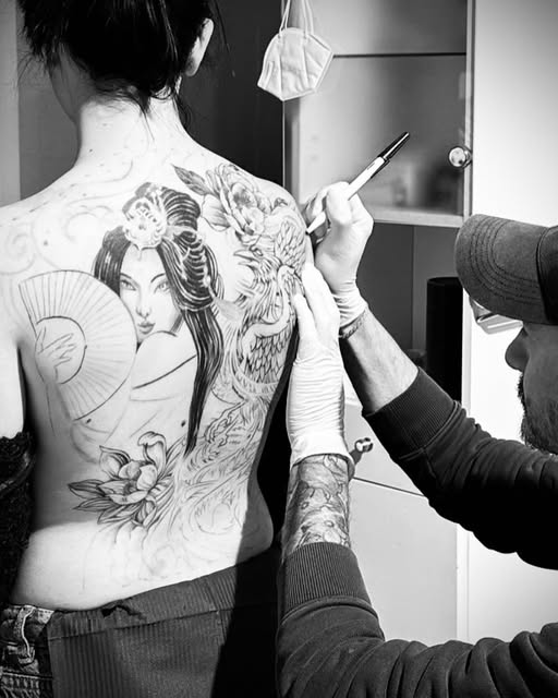 Alex al lavoro sulla schiena della geisha, fotografia in bianco e nero