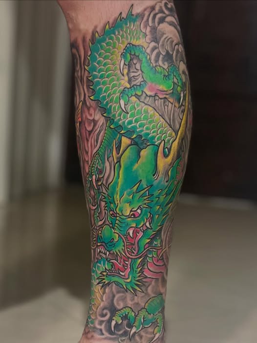 Drago giapponese a colori su polpaccio