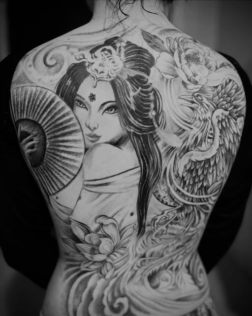 Schiena intera: geisha con ventaglio e fenice, black and grey
