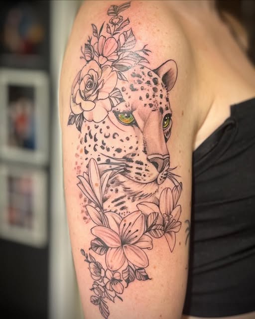 Spalla: leopardo tra gigli e rose, fine line con occhi a colori